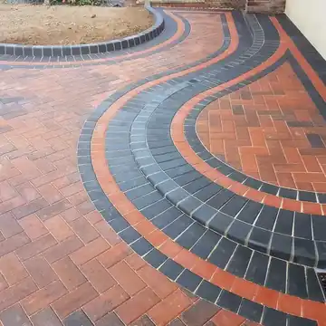 Block paved drive with a curved border